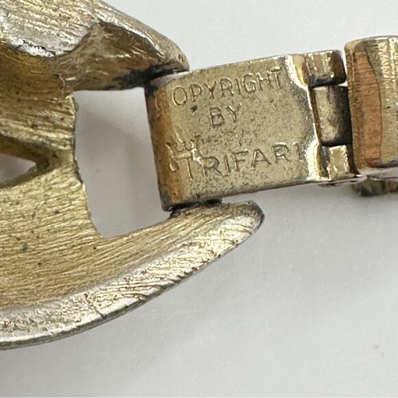 Vintage Crown Trifari Leaf Link Bracelet Brushed Gold Tone Retro Casual - Picture 6 of 9